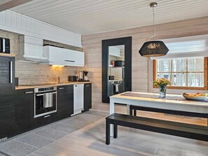 Fridge, microwave, dishwasher, cookware/dishes/utensils - Villa pipa by Interhome (Pelkosenniemi)