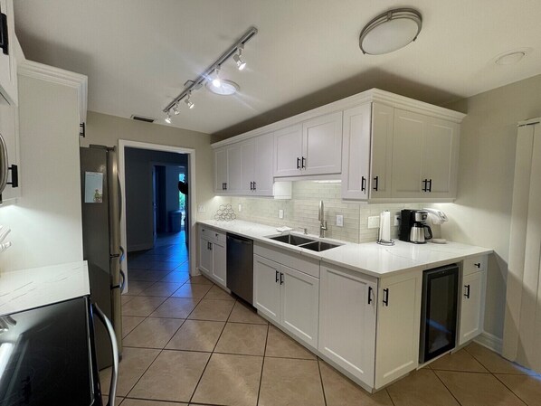 Réfrigérateur, four à micro-ondes, un four, lave-vaisselle