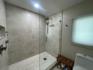 Een bad, een haardroger, handdoeken