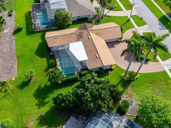 Una propiedad residencial con una casa grande, una piscina y un césped bien cuidado.