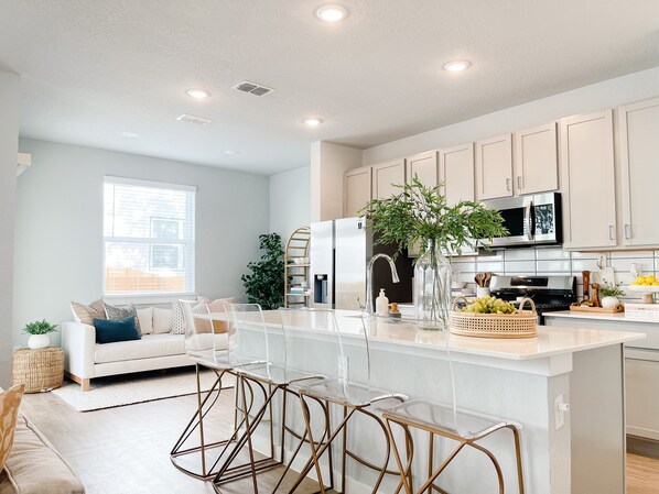 冰箱、微波炉、烤箱、炉灶