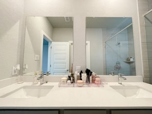 淋浴/盆浴组合、吹风机、毛巾、肥皂