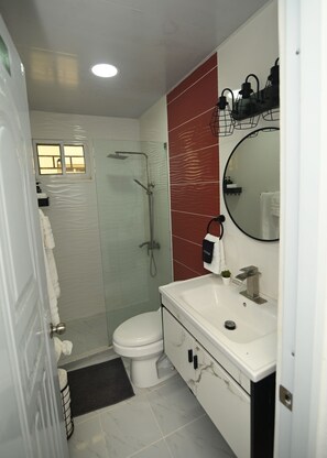 Dusche, Haartrockner, Handtücher, Seife