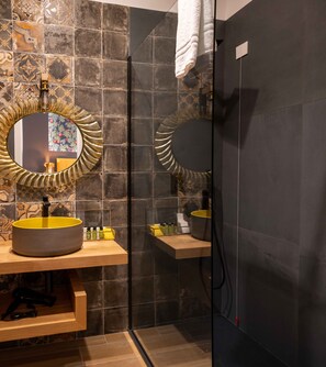 Luxury Room, Sea View | Bathroom | Separate tub and shower, rainfall showerhead, free toiletries - Mareluna Rooms (Naples)
