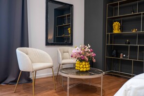 Chambre Luxe, vue mer | Coin séjour | TV connectée