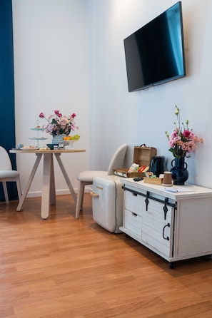 Deluxe Room, Sea View | Egyptian cotton sheets, premium bedding, down duvets, memory-foam beds - Mareluna Rooms (Naples)