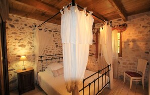 6 chambres, bureau, fer et planche à repasser, lit parapluie