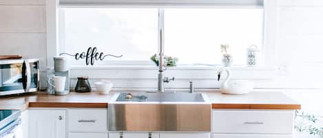 冷蔵庫、電子レンジ、オーブン、コンロ