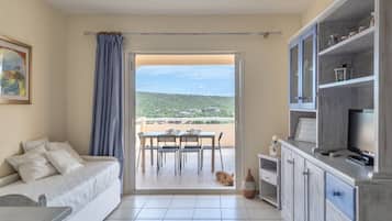 Deluxe-lejlighed | Opholdsområde | 28-tommers fladskærms-tv med kabelkanaler, tv