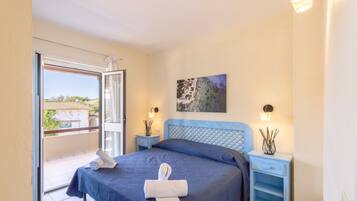 Iron/ironing board, cots/infant beds, bed sheets