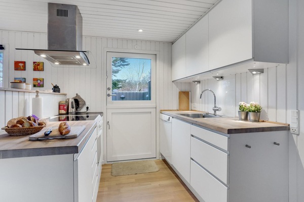 Fridge, stovetop, dishwasher, coffee/tea maker