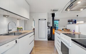 Refrigerador, parrilla de estufa, lavavajillas y cafetera y tetera 