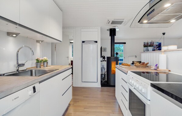 Kjøleskap, kokeplater, oppvaskmaskin og kaffetrakter/tekoker