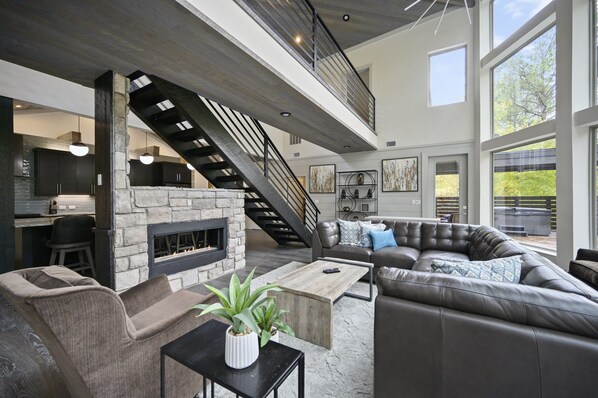 Een smart-tv, een open haard en tafelvoetbal