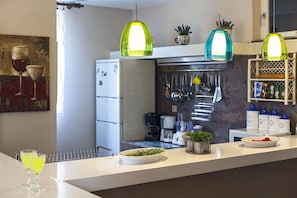 Kühlschrank, Mikrowelle, Herdplatte, Geschirrspüler