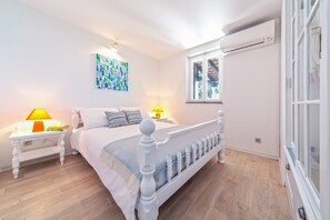 5 bedrooms, iron/ironing board, WiFi, bed sheets