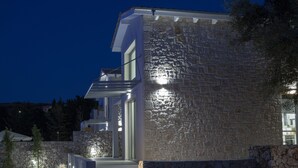 A modern building with stone walls and a flat roof. - Brand New Villa Ionion Theasis Armonia with sea view & private pool (Lefkada)