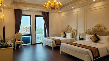 Family Room with Balcony | 1 bedroom, hypo-allergenic bedding, free minibar items, desk
