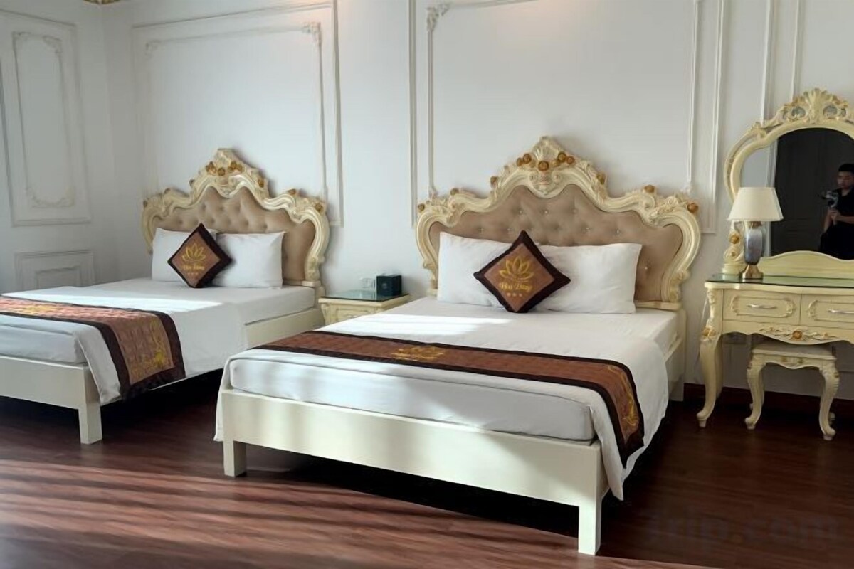 Hypo-allergenic bedding available, minibar (some free items), desk
