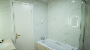 A bathroom with a bathtub, a shower, and a sink. - Hoa Dong Aureum Hotel Ha Nam (Phu Van)