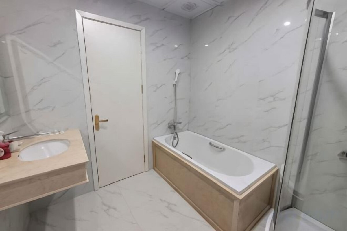 Bathroom | Separate tub and shower, hydromassage showerhead, hair dryer, slippers
