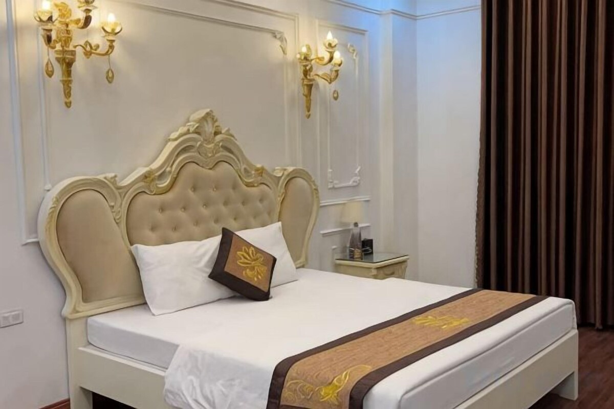 Hypo-allergenic bedding available, minibar (some free items), desk