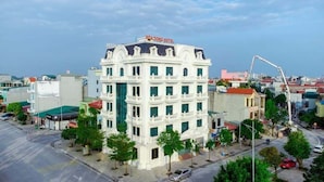 A multi-story building with a prominent sign reading "HOA DONG HOTEL". - Hoa Dong Aureum Hotel Ha Nam (Phu Van)