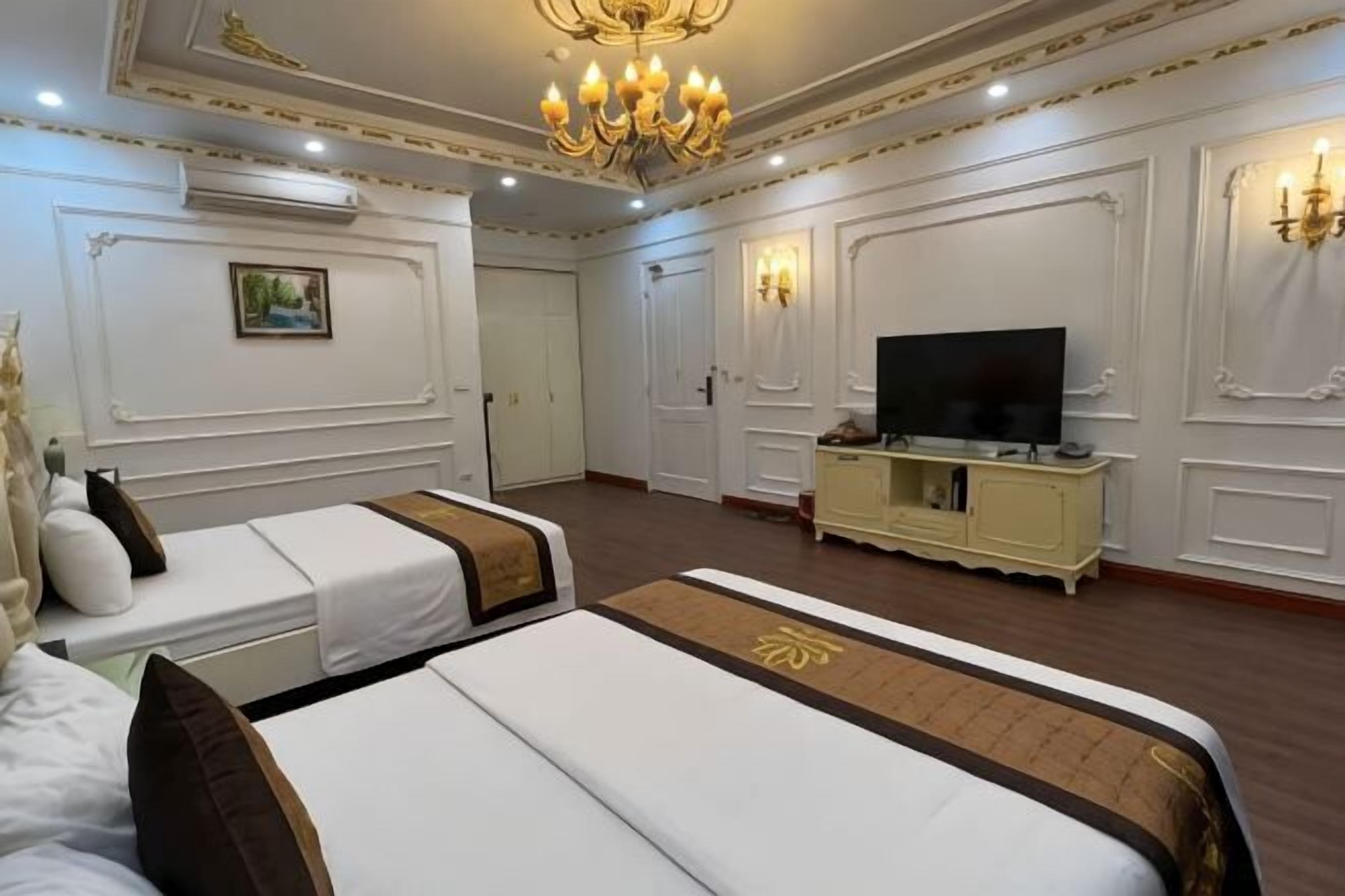Hypo-allergenic bedding, free minibar items, desk, blackout drapes