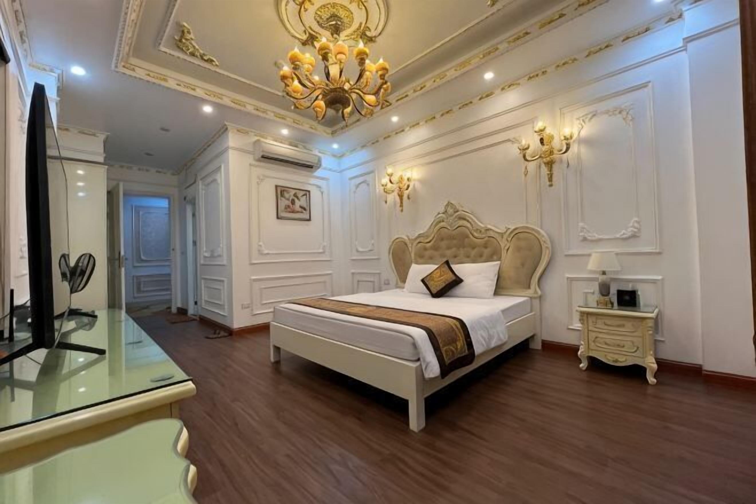 Hypo-allergenic bedding, free minibar items, desk, blackout curtains