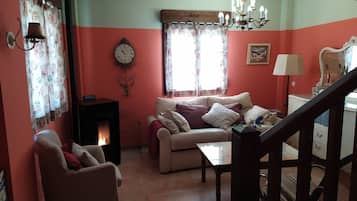 Smart-TV, Kamin, DVD-Player, Bücher