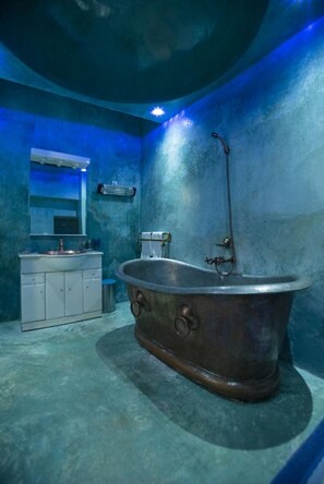 Deluxe Room | Bathroom | Free toiletries, hair dryer, towels