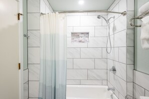 Combined shower/tub, hair dryer, towels - Amazing Copper Mountain Views, free wifi, free parking. (Copper Mountain)