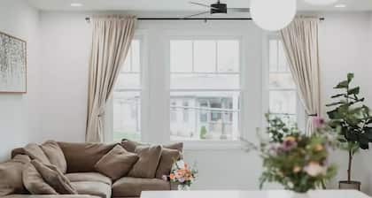 Modern Downtown Indy Apt - King Bed, Patio & Cute Flower Shop Below