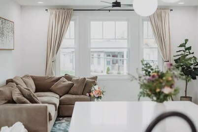 Modern Downtown Indy Apt - King Bed, Patio & Cute Flower Shop Below