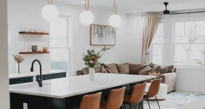 Modern Downtown Indy Apt - King Bed, Patio & Cute Flower Shop Below