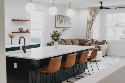 Modern Downtown Indy Apt - King Bed, Patio & Cute Flower Shop Below