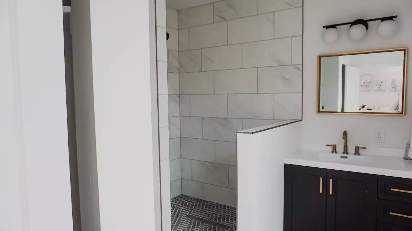 Ensemble baignoire-douche, séchoir à cheveux, serviettes fournies, savon