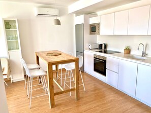 Jääkaappi, mikroaaltouuni, uuni, liesi