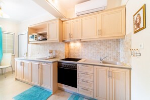 Réfrigérateur, four, plaque de cuisson, cafetière/bouilloire