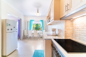 Réfrigérateur, four, plaque de cuisson, cafetiÚre/bouilloire