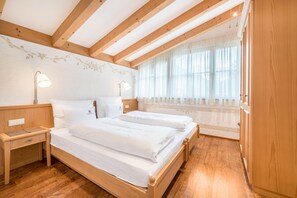 2 bedrooms, free WiFi, bed sheets - Holiday Apartment "Haus zur Vogelweide App 6" with Mountain View, Balconies & Wi-Fi (Dobbiaco)