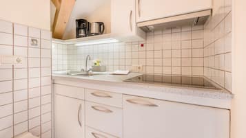 Kühlschrank, Herdplatte, Wasserkocher mit Kaffee-/Teezubehör