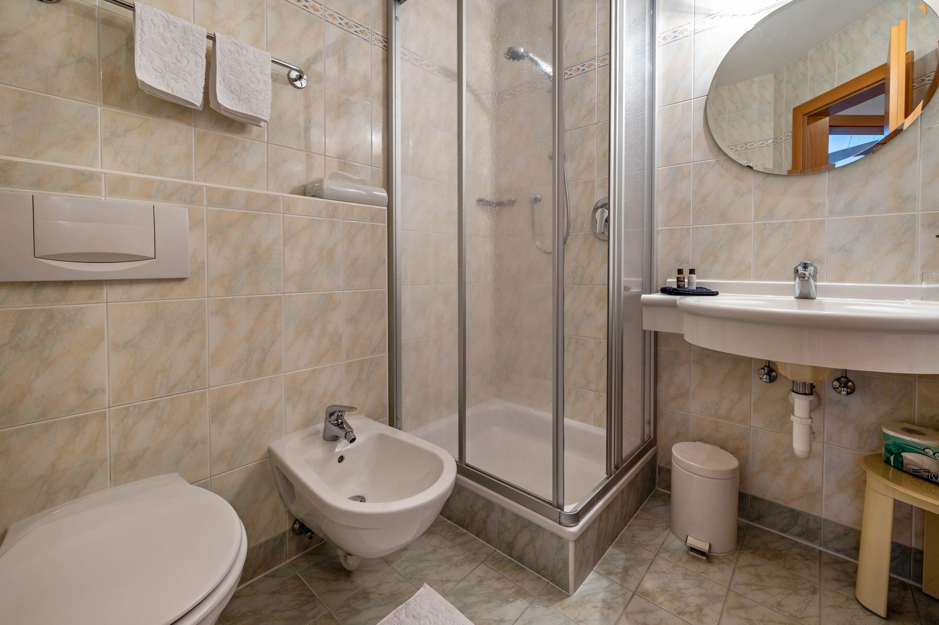 Regadera, secadora de cabello, toallas 