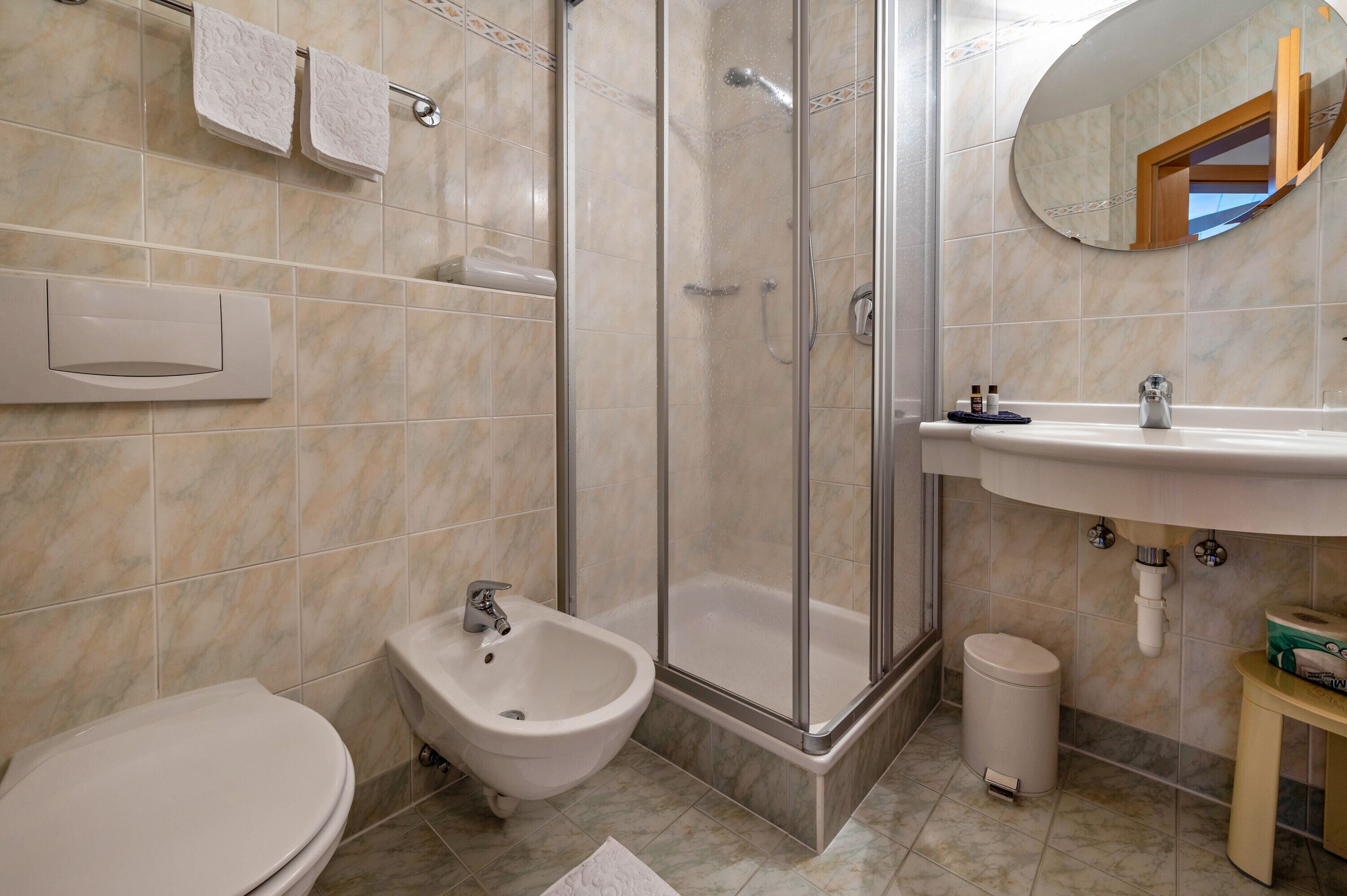 Dusche, Haartrockner, Handtücher