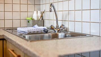 KĂŒhlschrank, Herdplatte, Wasserkocher mit Kaffee-/Teezubehör