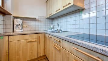 Kühlschrank, Herdplatte, Wasserkocher mit Kaffee-/Teezubehör