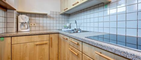 Fridge, stovetop, coffee/tea maker, electric kettle