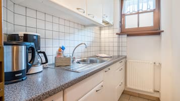 Kühlschrank, Herdplatte, Wasserkocher mit Kaffee-/Teezubehör