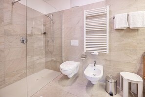 Dusche, Haartrockner, Handtücher