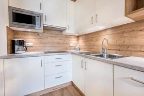 Fridge, microwave, stovetop, dishwasher - Holiday Apartment "Haus zur Vogelweide App 1" with Mountain View, Terrace & Wi-Fi (Dobbiaco)